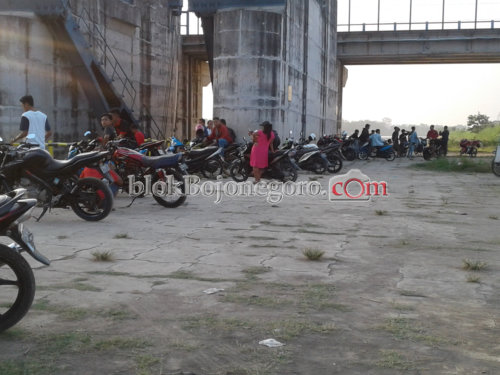 Menikmati Ngabuburit di Bendungan Gerak